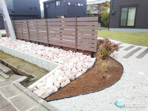 手入れしやすさを考えたナチュラルガーデンのある新築外構