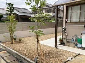 モミジとハナミズキが彩りをプラスするお庭のリフォーム工事