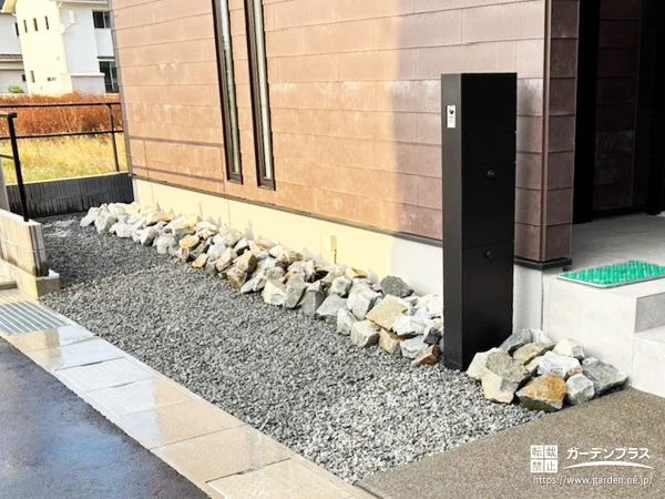 玄関まわりを引き締める、機能門柱とロックガーデン