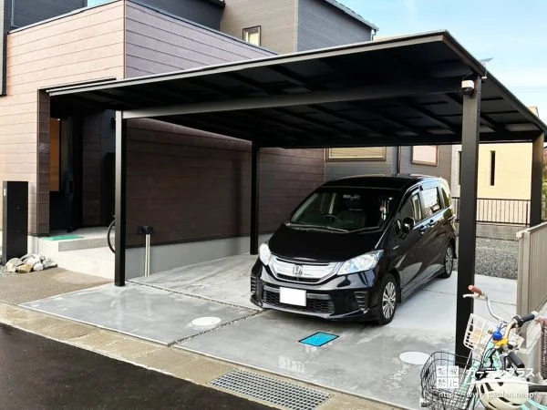 ブラックを基調に軽やかさを添えた、シンプルモダン新築外構