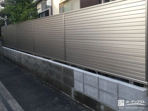 シンプルなデザインで視線をカットする敷地境界のフェンス工事