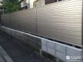 シンプルなデザインで視線をカットする敷地境界のフェンス工事
