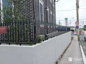 エレガントな鋳物中フェンスでお住まいを美しく演出した工事