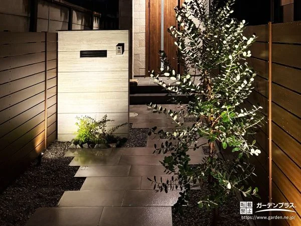 夜の路地をやさしく照らす、奥行きを演出するライティング