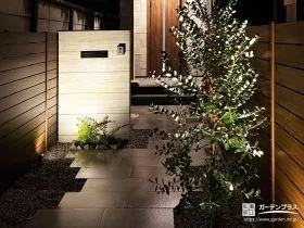 夜の路地をやさしく照らす、奥行きを演出するライティング[施工後]