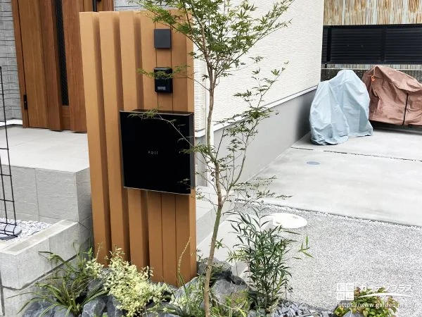 枕木のような存在感で迎える、ウッディな機能門柱