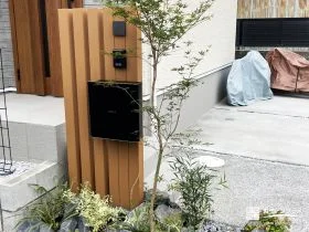 枕木のような存在感で迎える、ウッディな機能門柱[施工後]