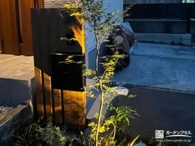 木調門柱を引き立てる、スパイクスポットライト[施工後]