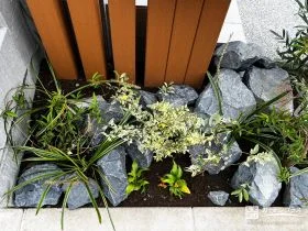機能門柱のアクセントになるおしゃれなロックガーデン[施工後]