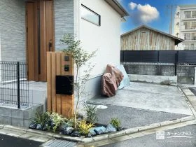植栽の彩りが映えるナチュラルな新築外構
