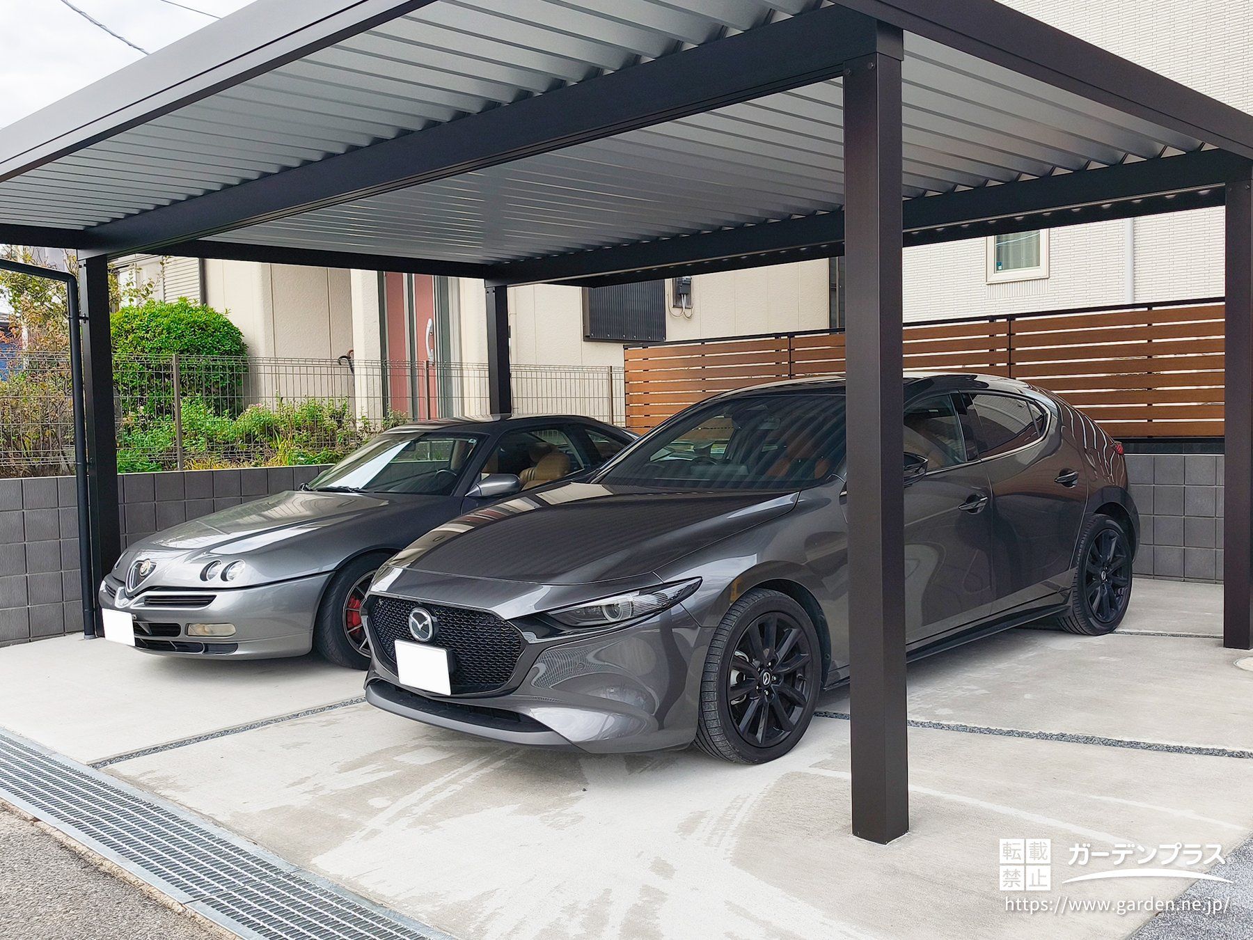 愛車をしっかり守る、重厚感のある2台用カーポート