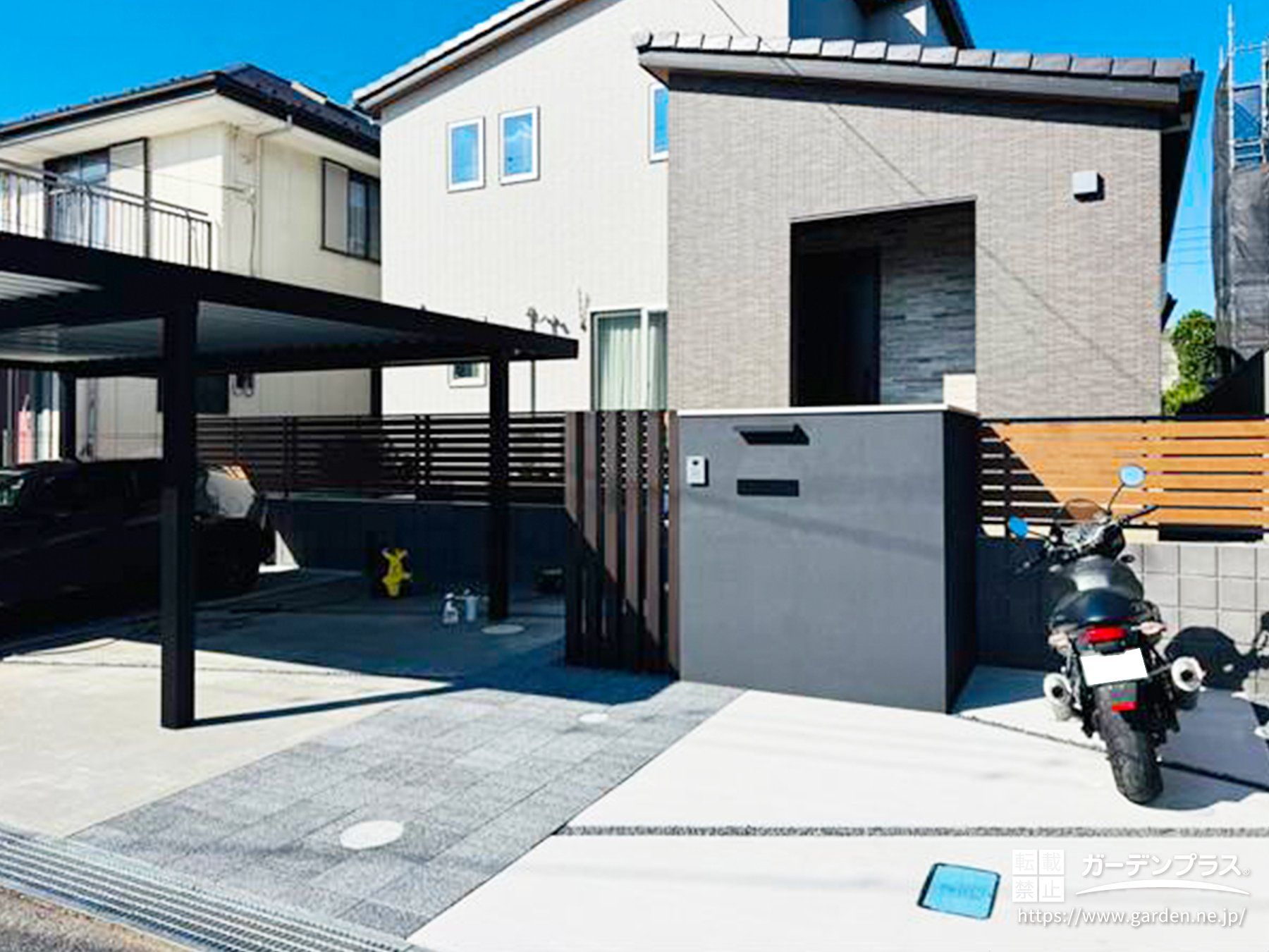 素材の組み合わせで魅せる、シンプルモダンな門まわり