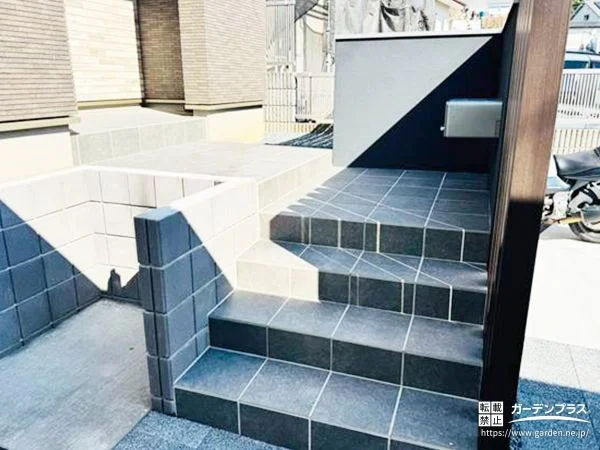 後づけでも美しく。上品なタイル張りの玄関ポーチ階段