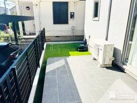 タイルデッキまわりを彩る、緑豊かな人工芝[施工後]