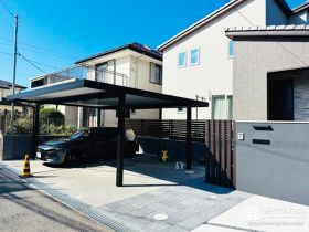 グレー×木目調で統一した、洗練された新築外構