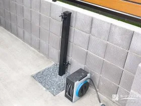 駐車スペースの一画に設置したブラックのシンプルな立水栓