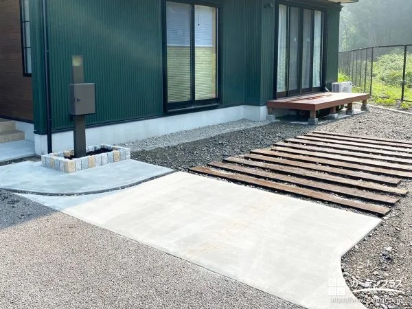 3色のピンコロ石で門柱周りを囲んで可愛らしく整えた工事