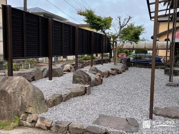 白砂利で雑草対策したお庭にすっきりとした敷地境界を設けた工事