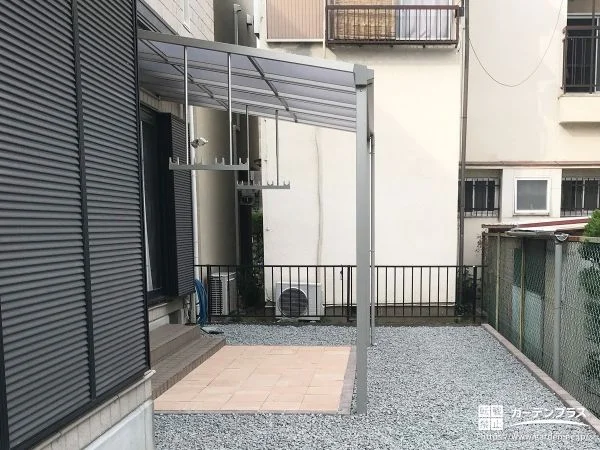 物干しつきのテラス屋根をとりつけ雨の日の家事を快適にした工事