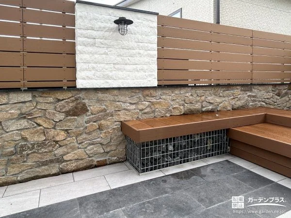 リゾート風の庭をデザインする石張りの壁