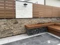 リゾート風の庭をデザインする石張りの壁