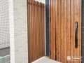玄関横に設置した縦格子の目隠しフェンス