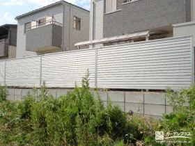 ステンカラーがスタイリッシュな目隠しフェンスの設置工事