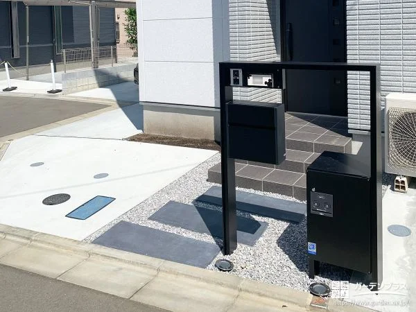 玄関前を整え引き締めるブラックの機能門柱を設置した工事