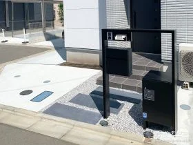 玄関前を整え引き締めるブラックの機能門柱を設置した工事