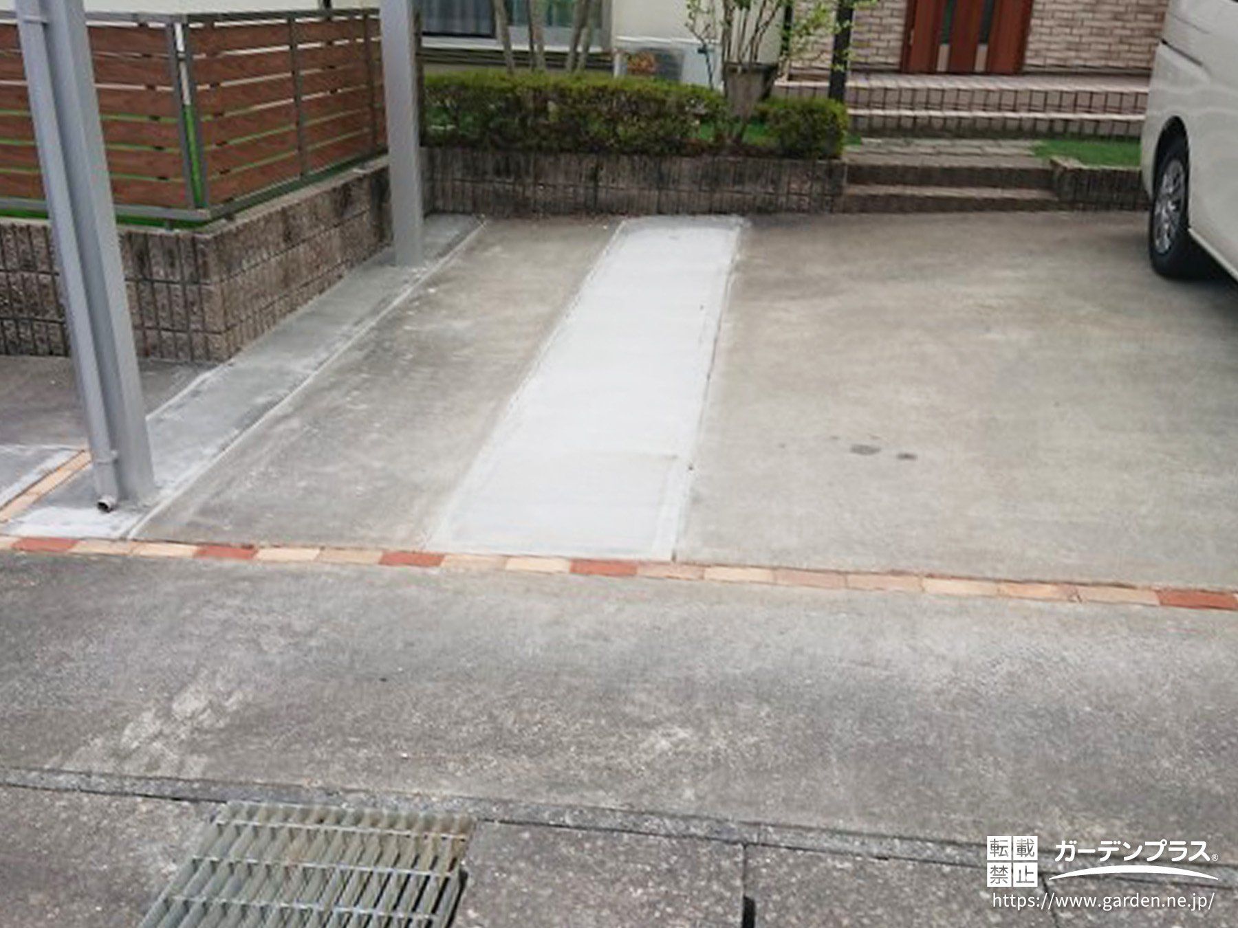 レンガ目地が温かみなのあるアクセントとなった駐車スペース