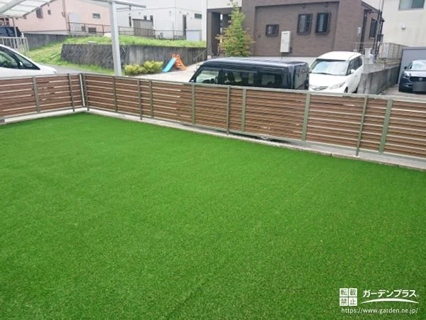 木目調フェンスで目隠しをした緑鮮やかな人工芝敷きのお庭工事