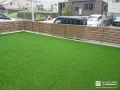 木目調フェンスで目隠しをした緑鮮やかな人工芝敷きのお庭工事