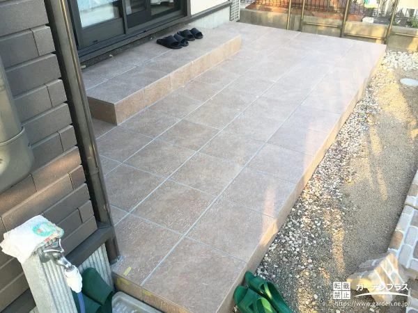 上品な質感のタイルテラスが使いやすい家事空間となった工事