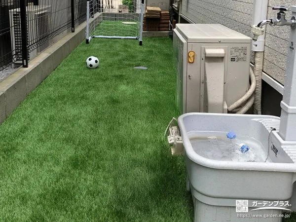 お子様をケガから守ってくれるリアルな質感の人工芝敷設工事