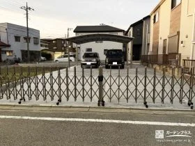 雑草だらけの更地が駐車場に。カーゲートで安心もプラスした外構工事