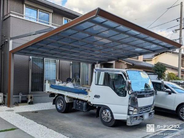 木目調デザインのフレームがナチュラルなカーポート設置工事