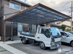 木目調デザインのフレームがナチュラルなカーポート設置工事