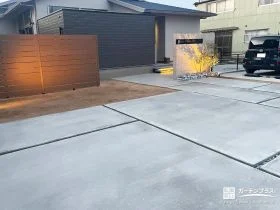 縦横スリットで魅せる、シンプルなのに表情豊かな駐車スペース[施工後]