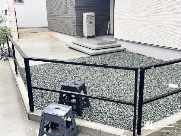 軽やかに空間を仕切るフレームフェンス