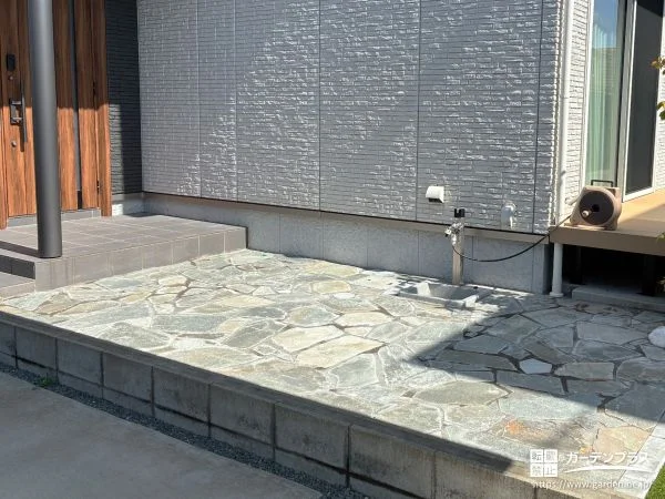 乱形石張りの華やかな玄関アプローチ