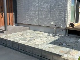 乱形石張りの華やかな玄関アプローチ[施工後]