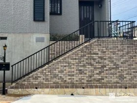 階段袖壁への乱形石張り[施工後]