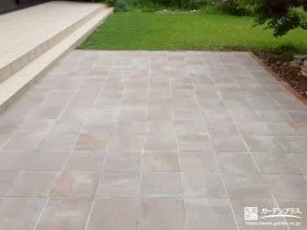 家事空間としても活躍するインターロッキングテラス[施工後]