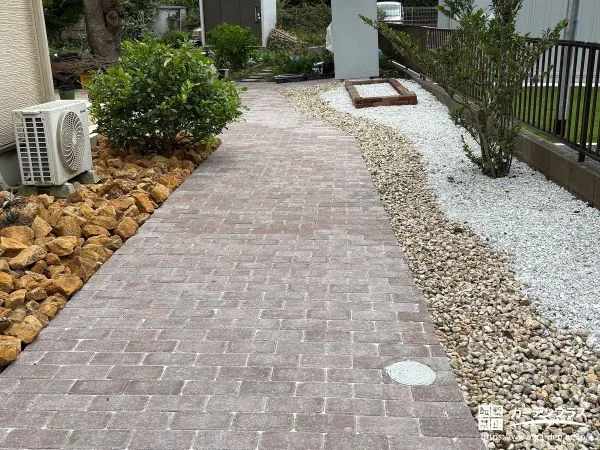 インターロッキングとみかも石の自然な風合いが特徴の玄関工事