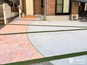 乱形石と芝スリットが映える駐車スペースと玄関アプローチ工事