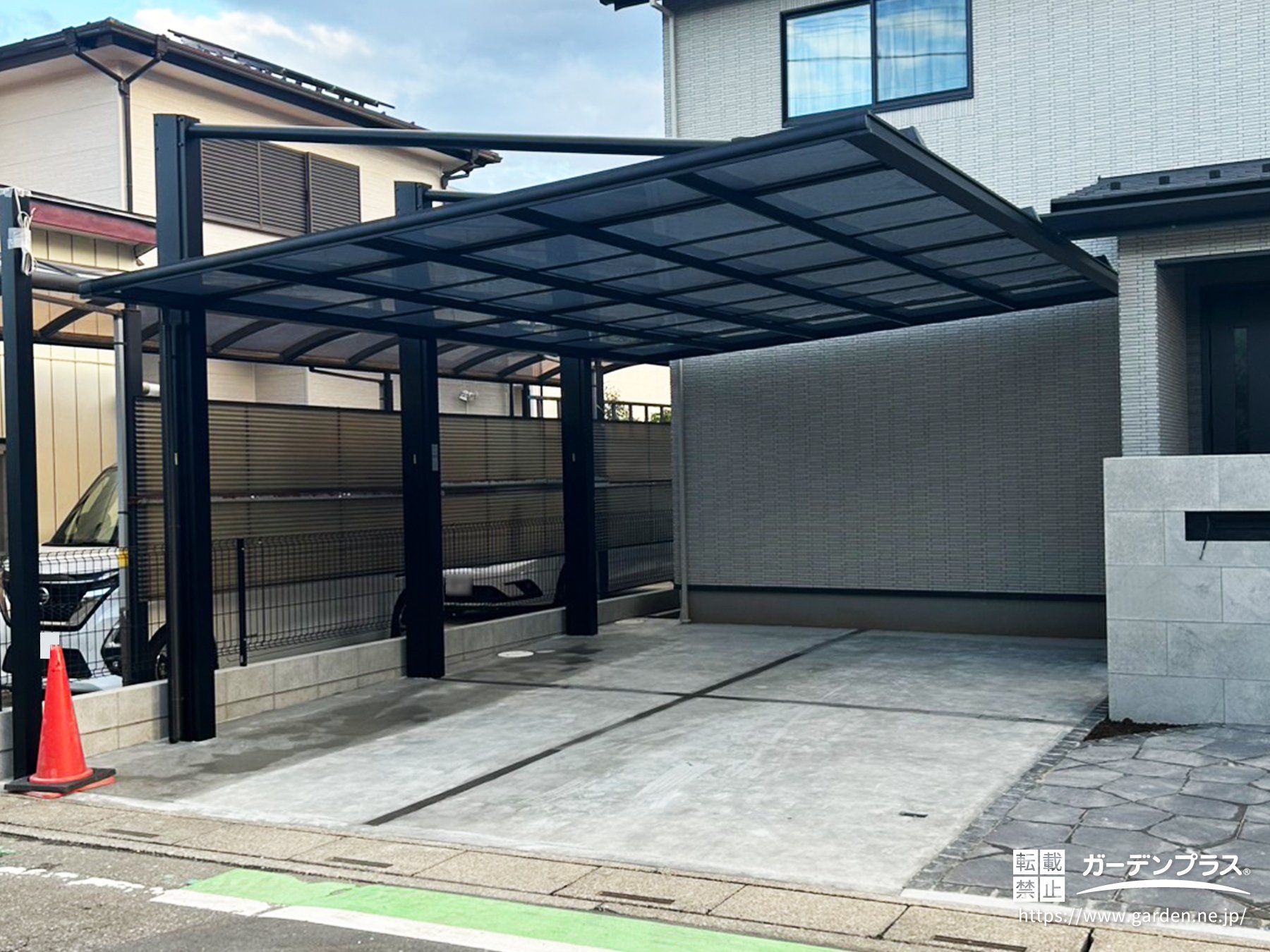 柱位置に配慮して、敷地を広く使えるダイナミックな駐車スペース
