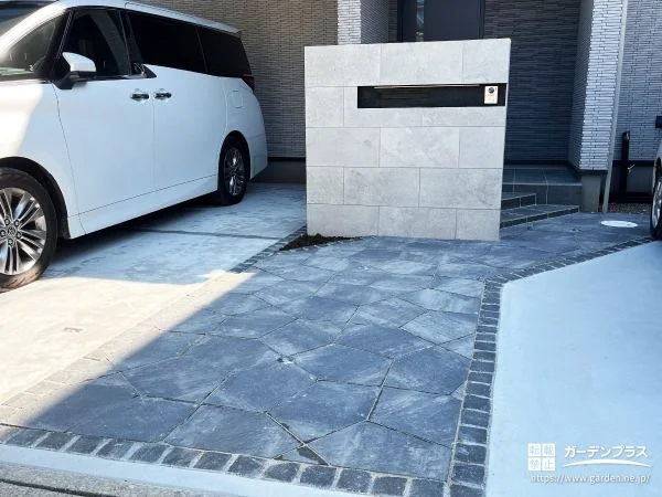 自然と玄関へ視線が導かれる石張り風の玄関アプローチ