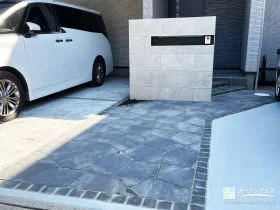 自然と玄関へ視線が導かれる石張り風の玄関アプローチ[施工後]