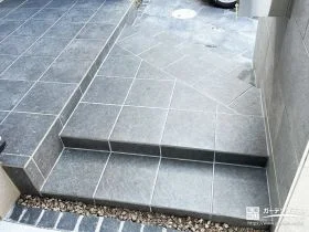 動線にゆとりを持たせた、安心して使える玄関ポーチ階段[施工後]