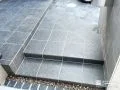 動線にゆとりを持たせた、安心して使える玄関ポーチ階段